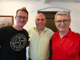 Kommunalpolitisches Gewicht: Stefan Pischel (links, Vorsitzender) mit Babak Afshar (Mitte, Bürgermeisterkandidat 2026) – mit dabei Gerald Bretfeld (rechts, Bürgermeister a.D. von 1987 bis 1996).